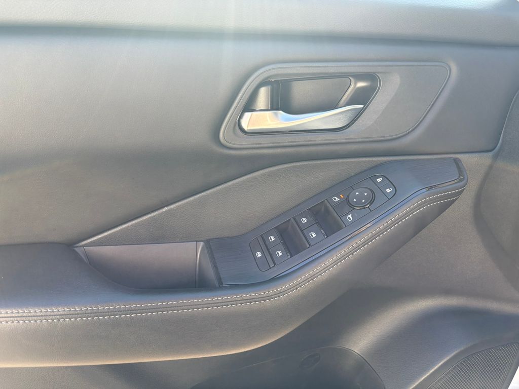 2024 Nissan Rogue SV photo 11