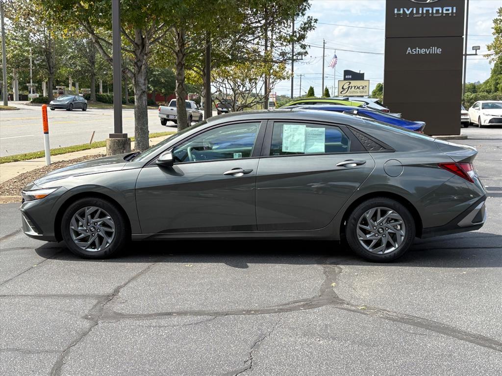 2024 Hyundai Elantra SEL photo 3