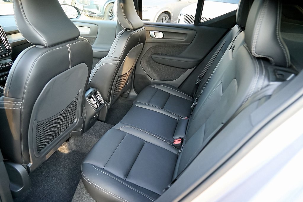 2026 VOLVO XC40 - Image 17