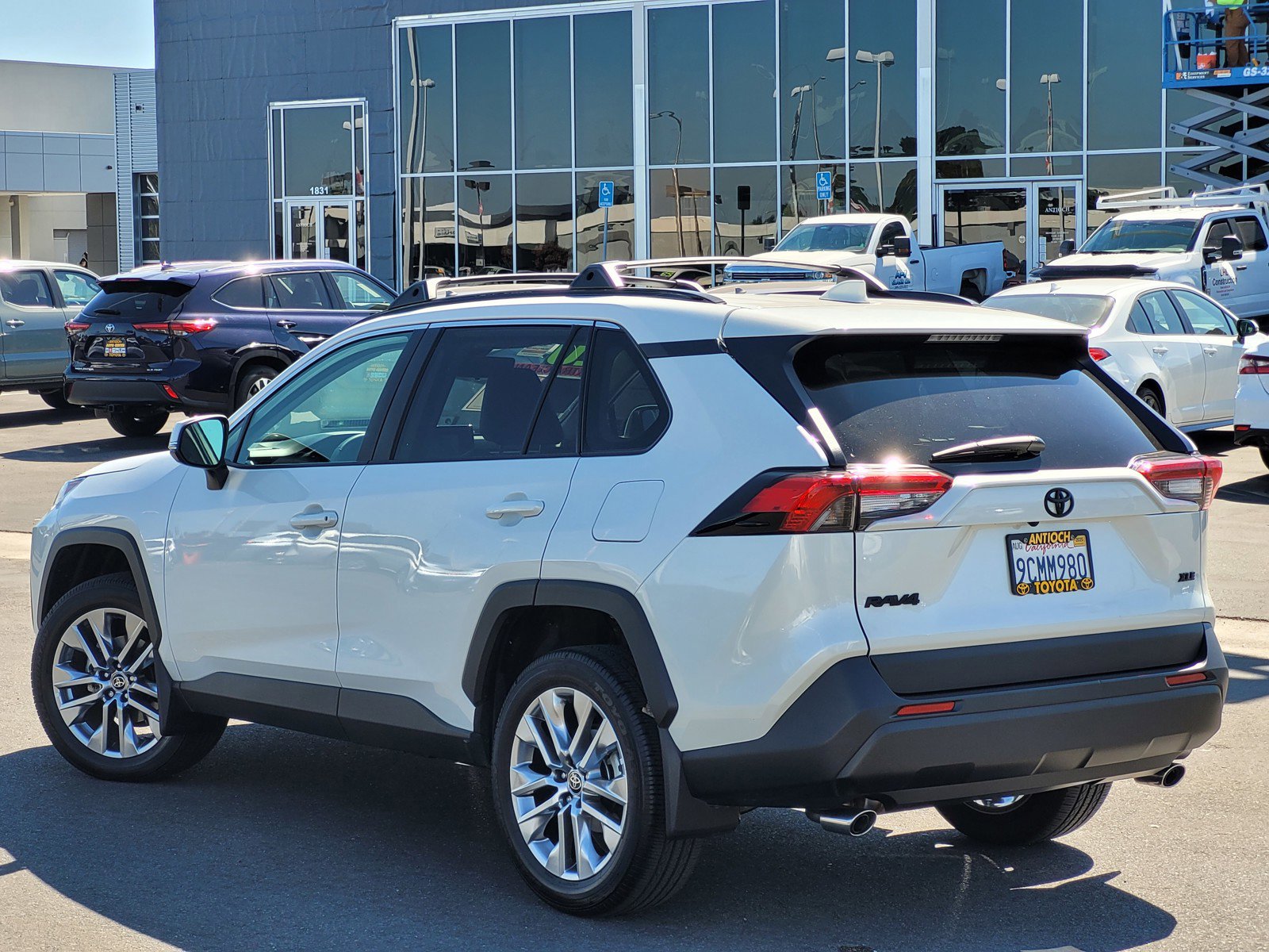 2022 Toyota RAV4 XLE Premium photo 4