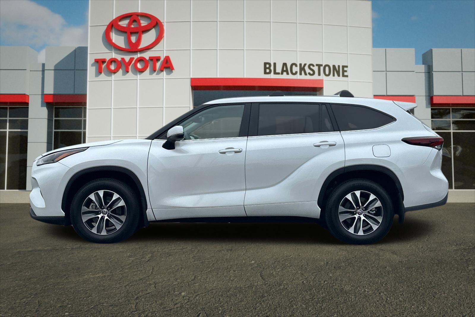 2025 Toyota Highlander XLE photo 4