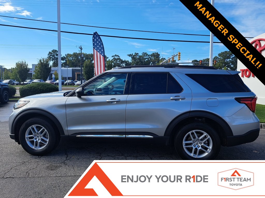 2025 Ford Explorer photo 2