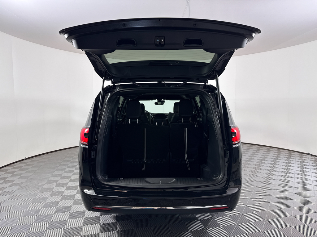 2026 Chrysler Pacifica photo 14