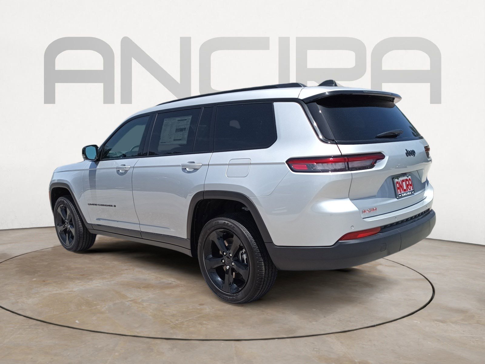 2025 Jeep Grand Cherokee Laredo Altitude photo 4