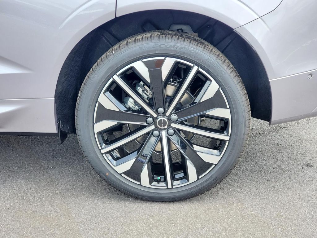 2026 Volvo XC60 B5 photo 24
