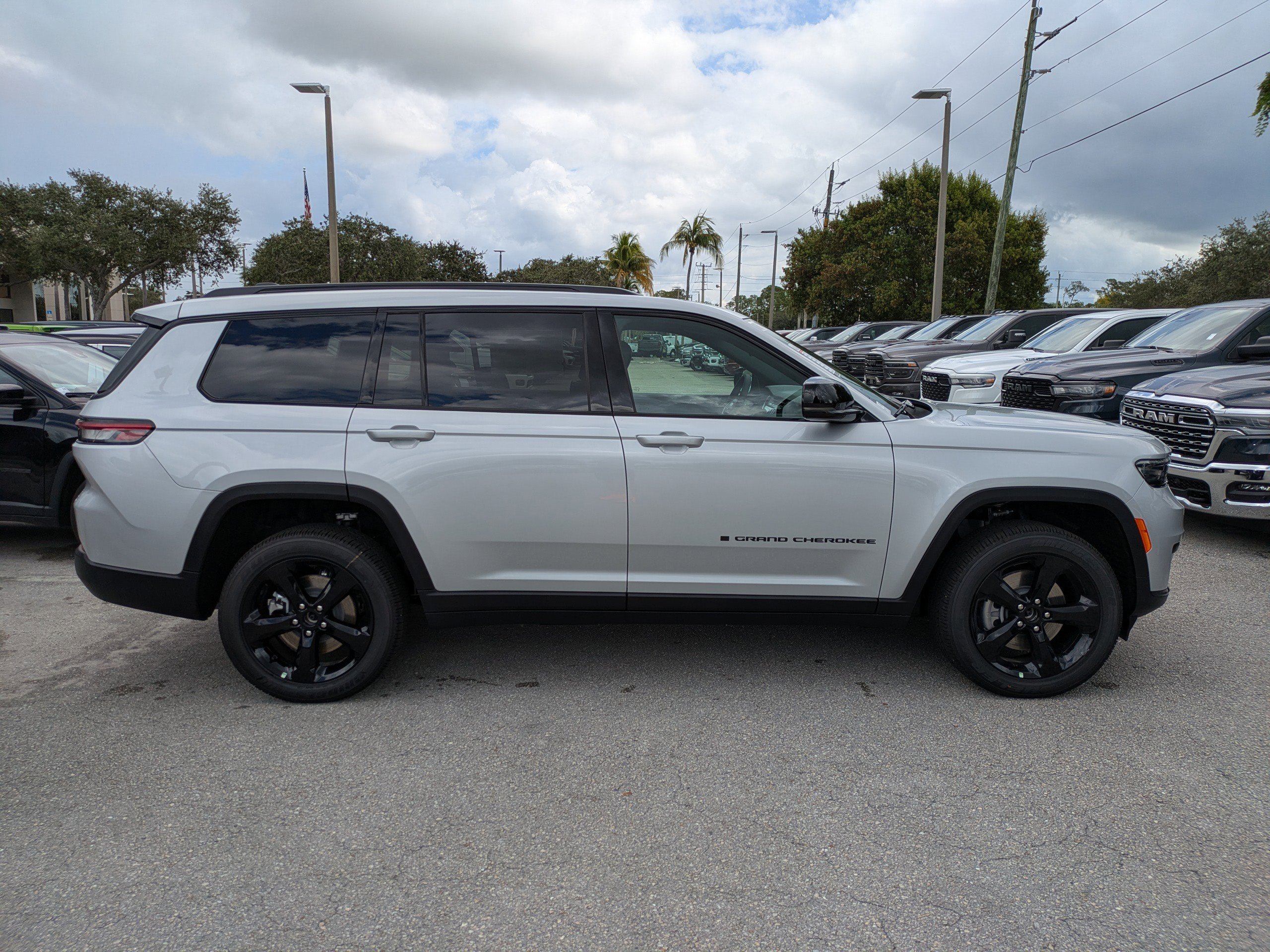 2025 Jeep Grand Cherokee Laredo Altitude photo 4