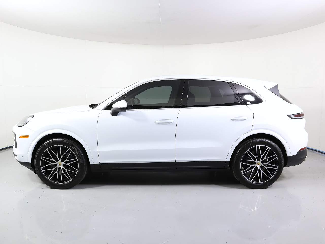 2024 Porsche Cayenne photo 2