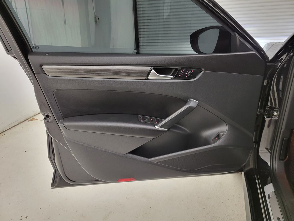 2020 Volkswagen Passat 2.0T R-Line photo 25
