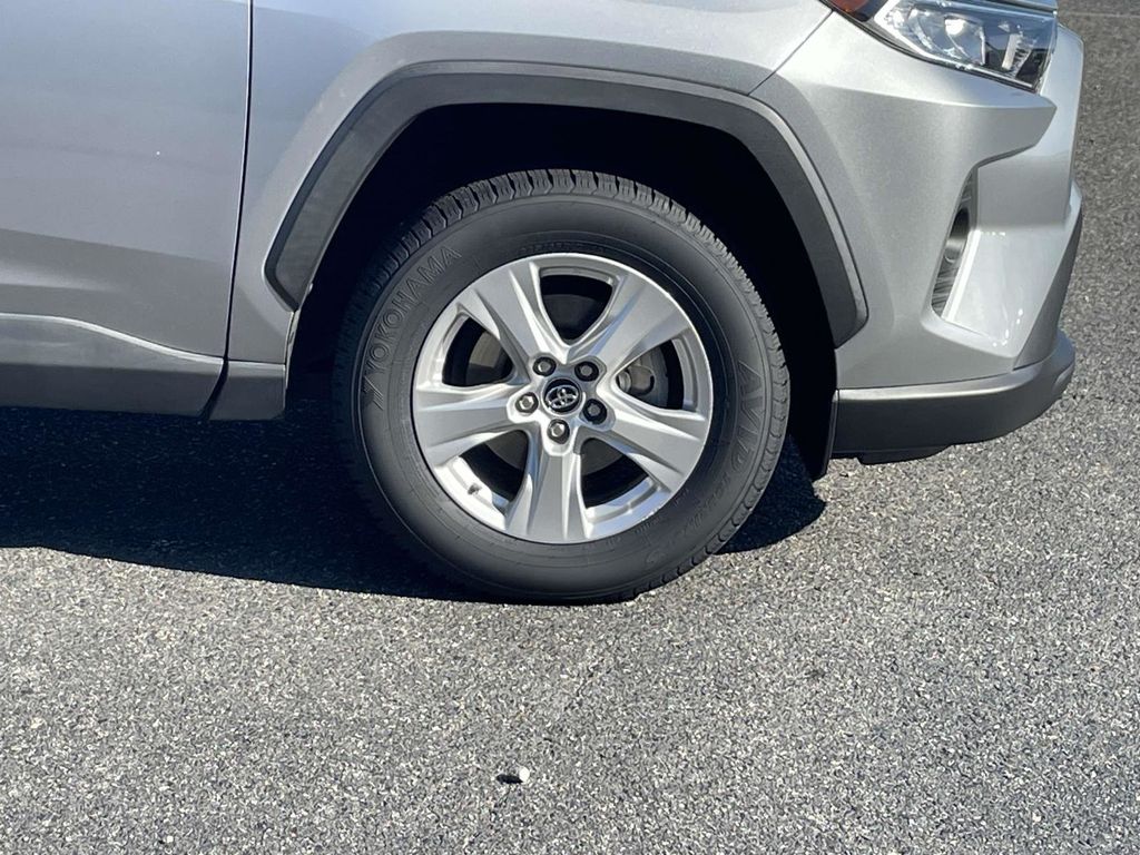 2020 Toyota RAV4 XLE photo 12