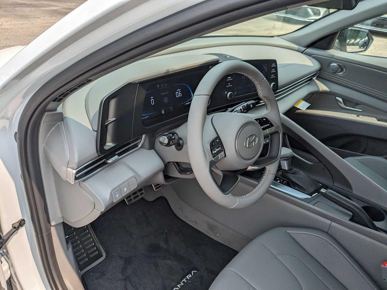 2025 Hyundai Elantra SEL Sport photo 2