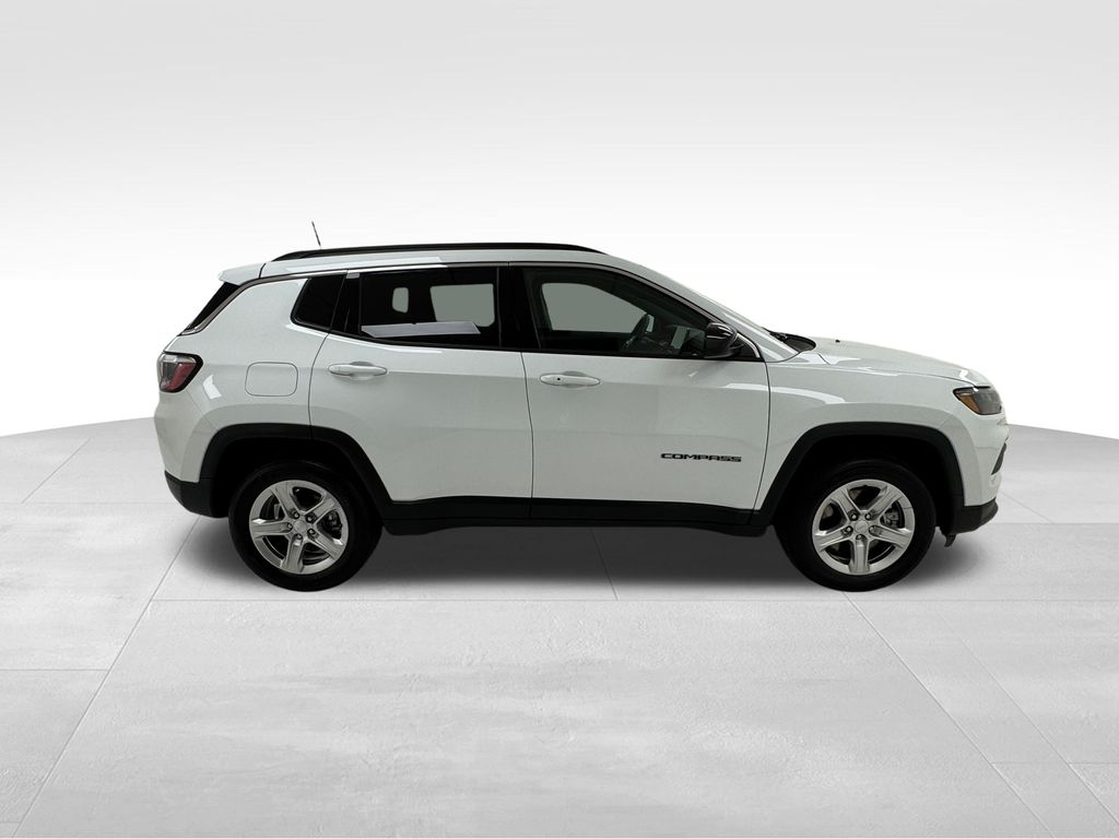 2024 Jeep Compass Latitude photo 3