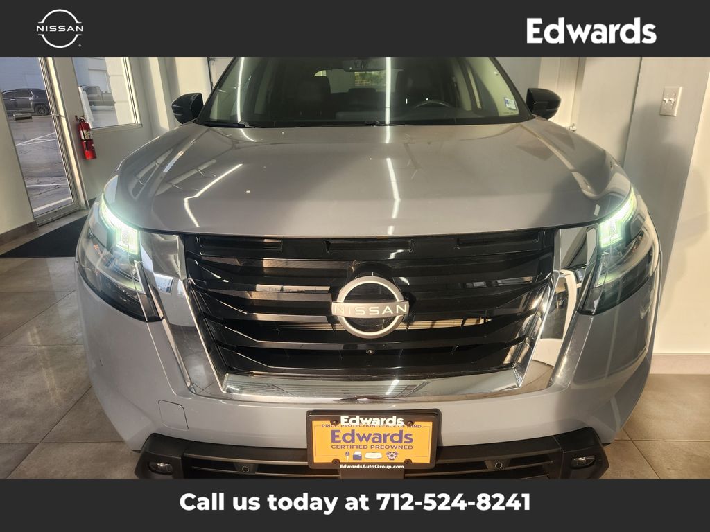 2023 Nissan Pathfinder SL photo 3