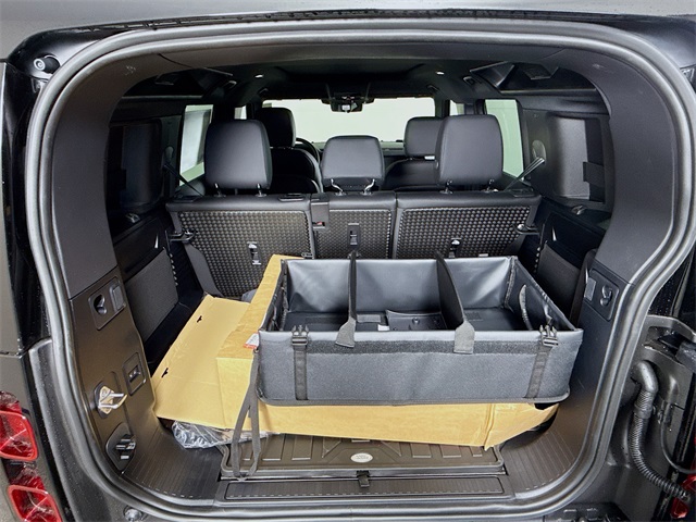 2025 Land Rover Defender 110 X-Dynamic SE photo 24