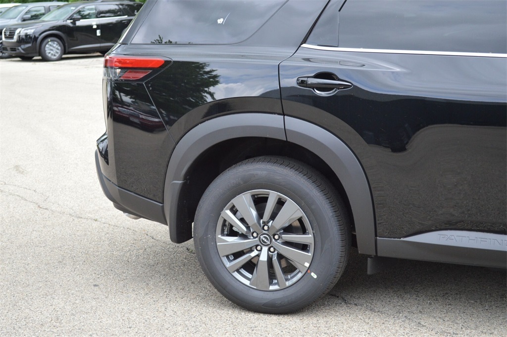 2025 Nissan Pathfinder S photo 3