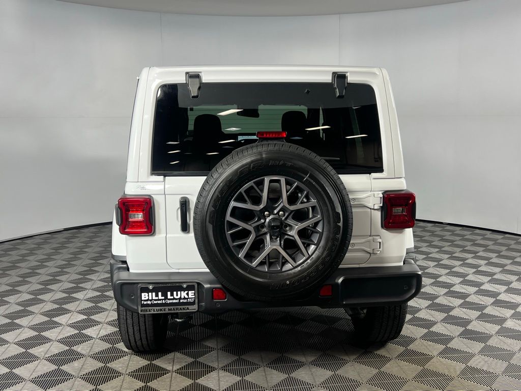 2024 Jeep Wrangler Sahara photo 4