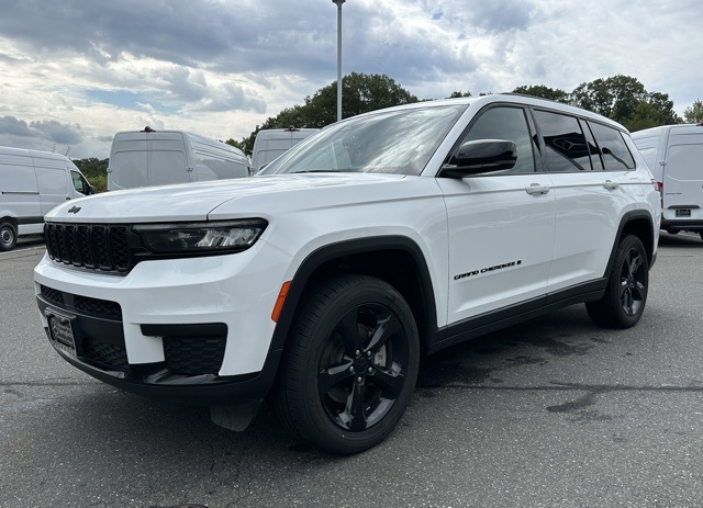 2023 Jeep Grand Cherokee Altitude photo 3