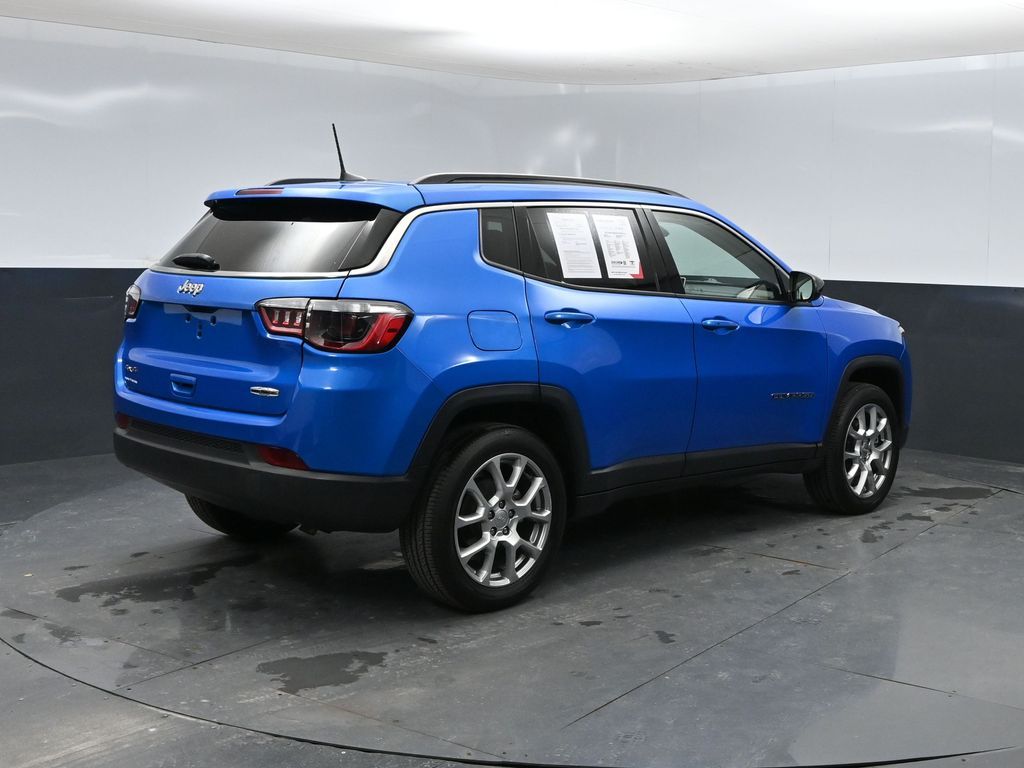 2022 Jeep Compass Latitude Lux photo 2