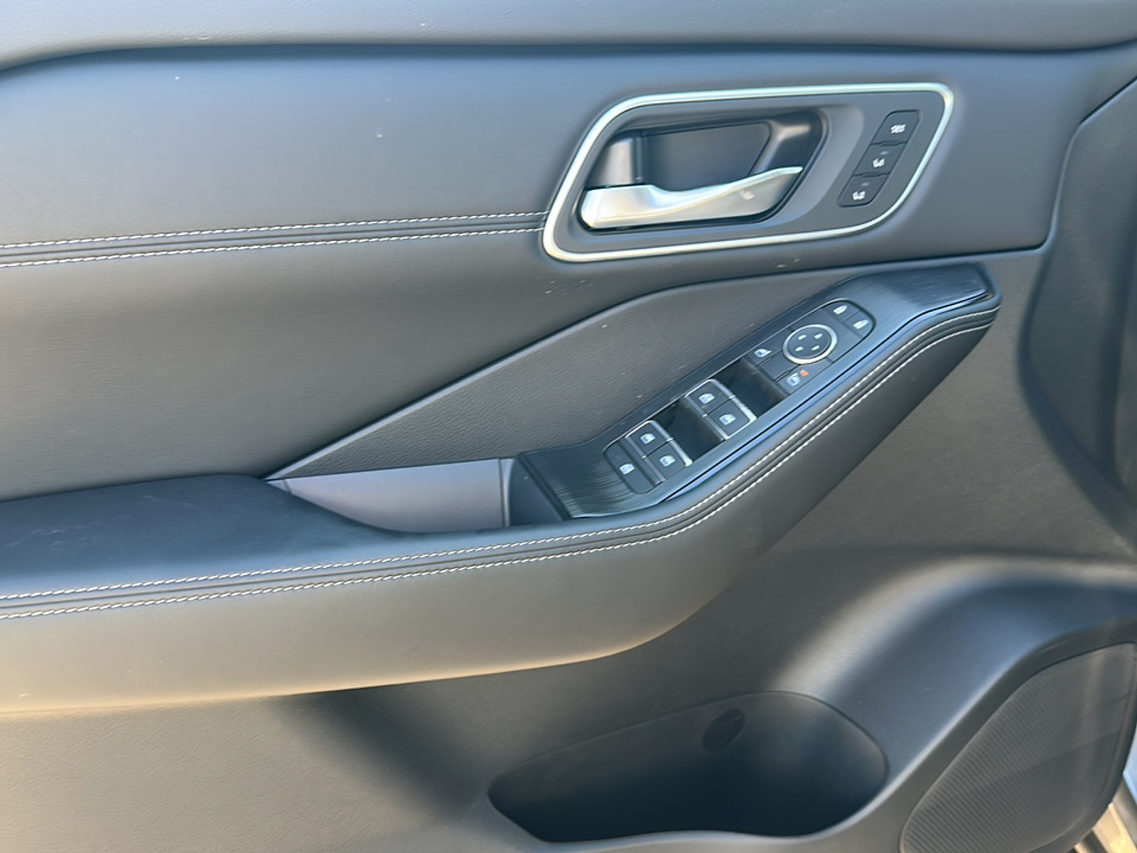 2026 Nissan Rogue Platinum photo 3