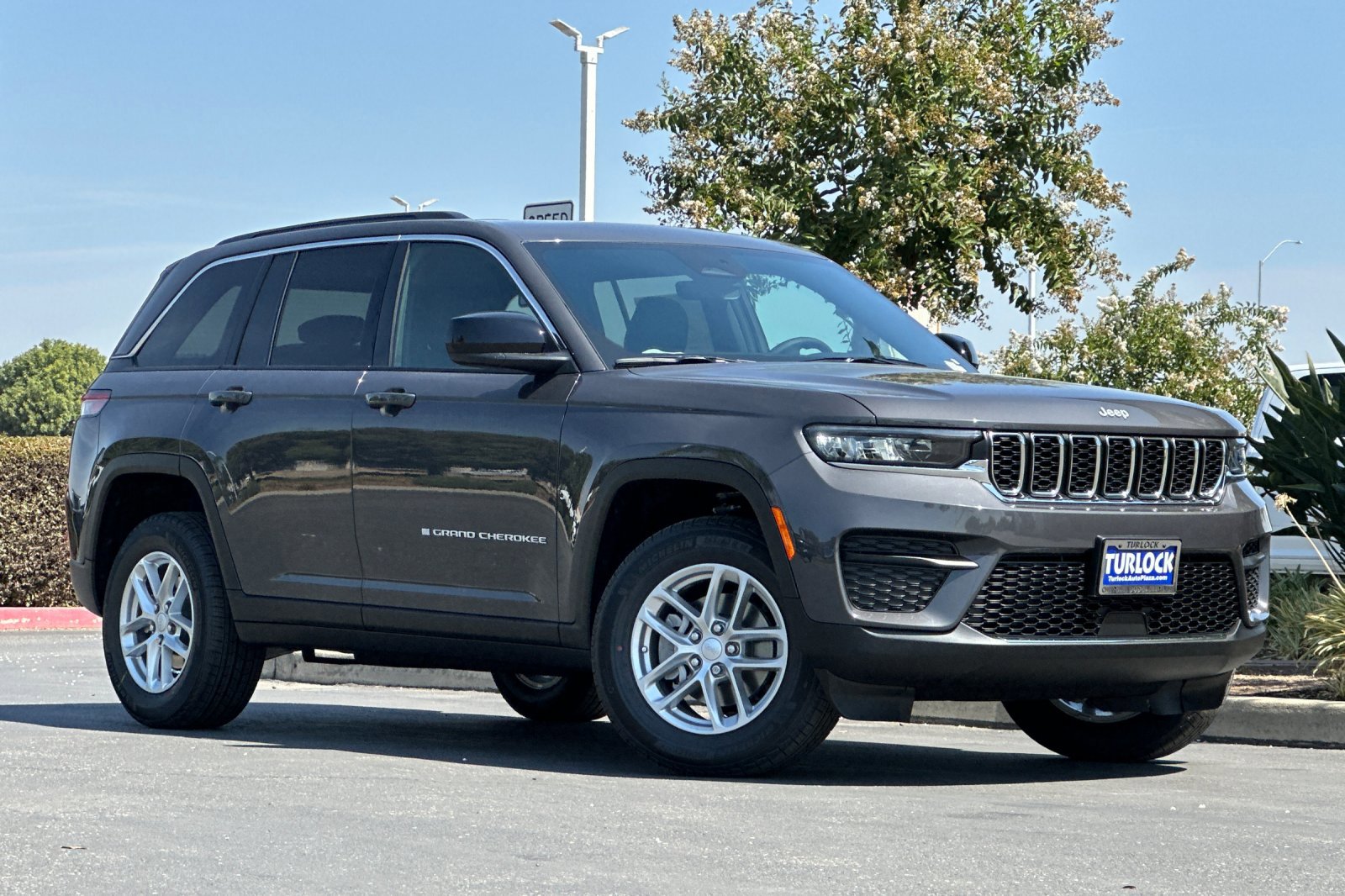 2025 Jeep Grand Cherokee Laredo X photo 2