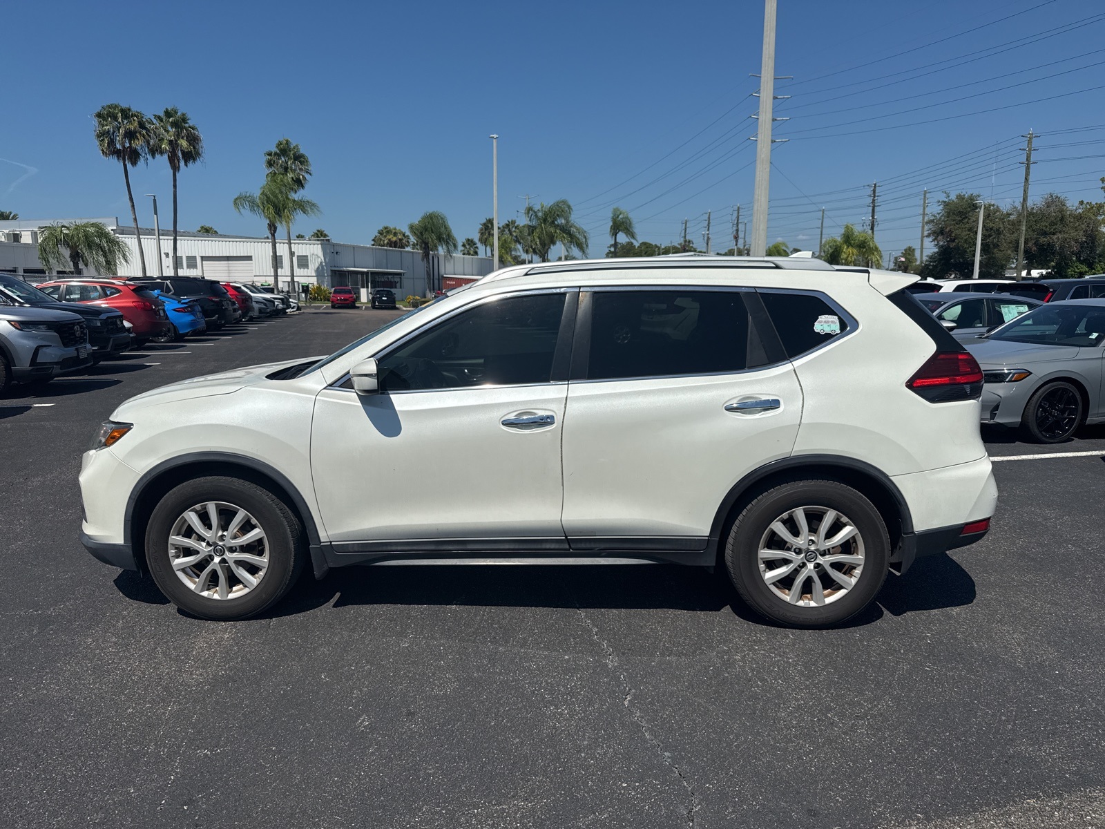 2017 Nissan Rogue SV photo 3