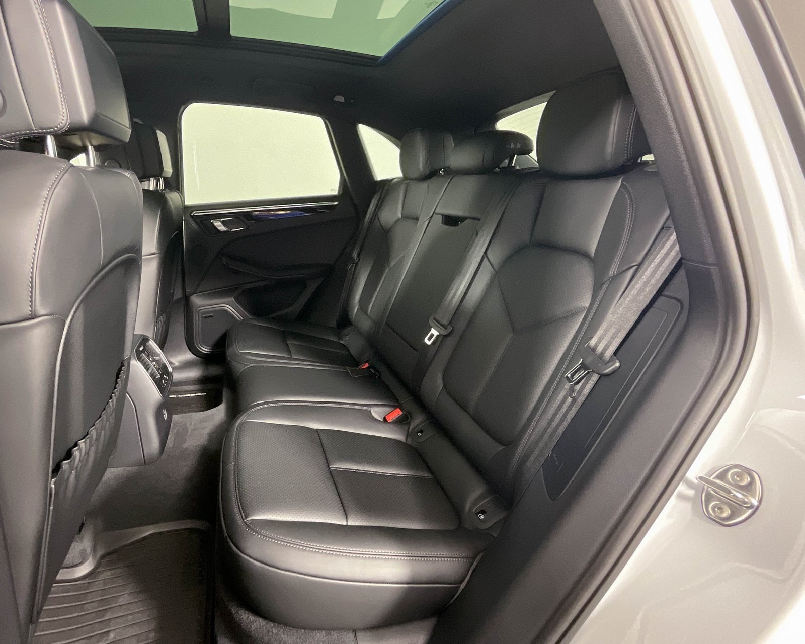 2025 Porsche Macan T photo 24