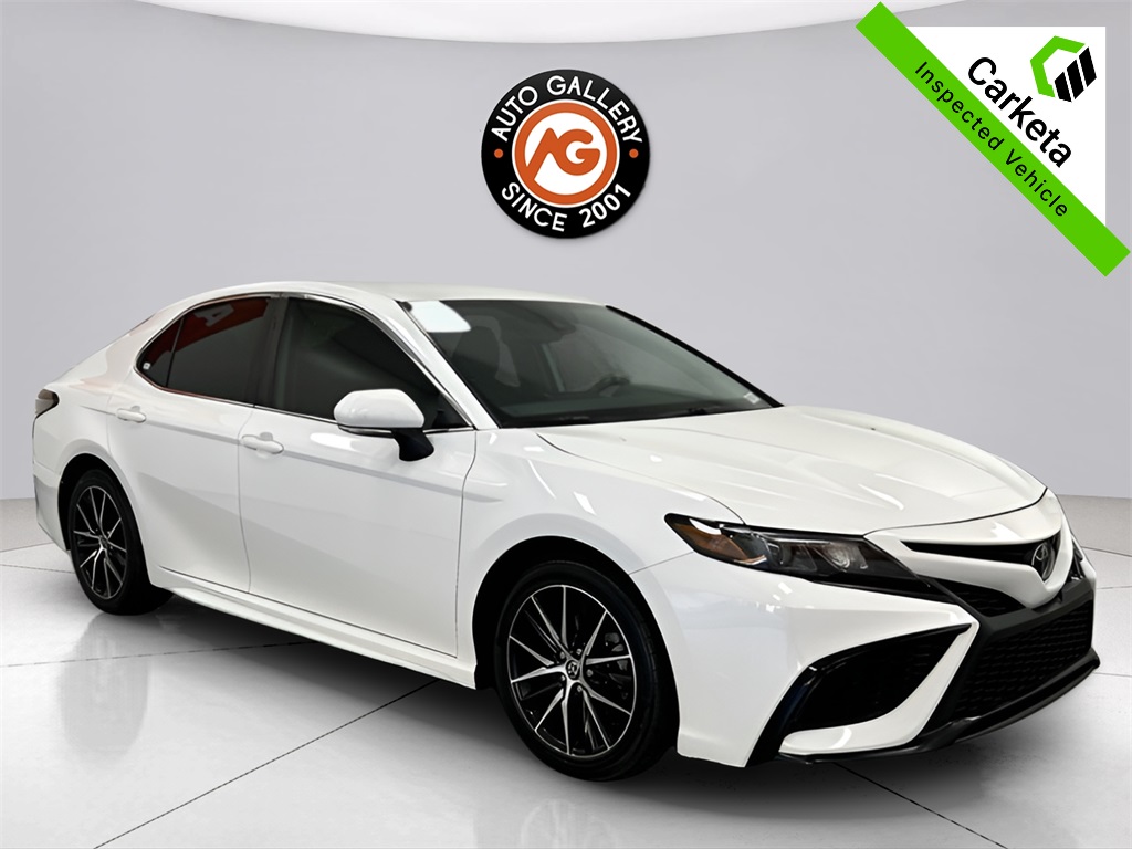 2023 Toyota Camry SE's photo