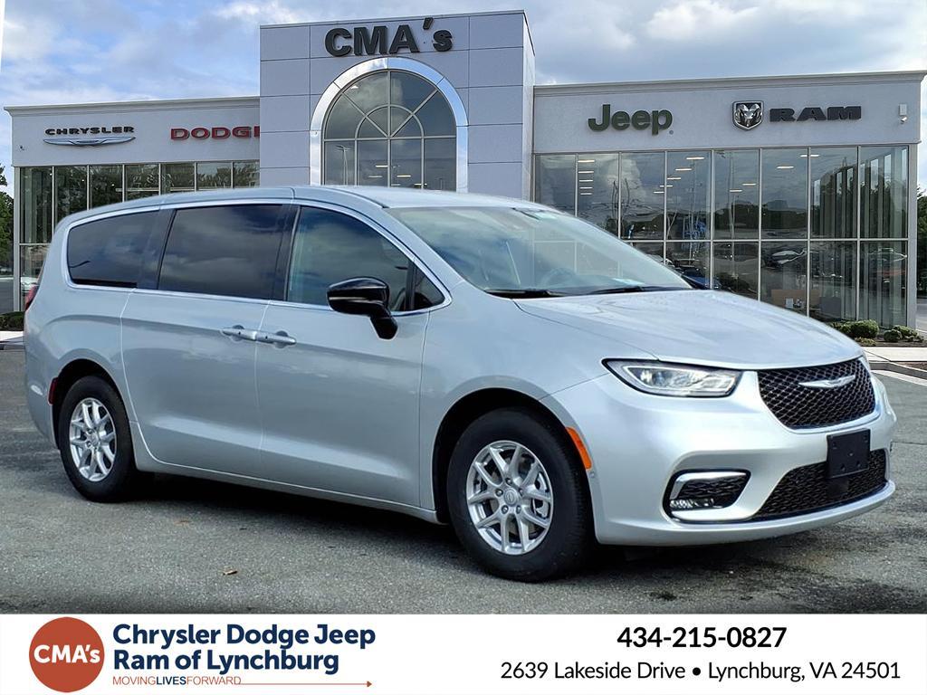 2026 Chrysler Pacifica Select's photo