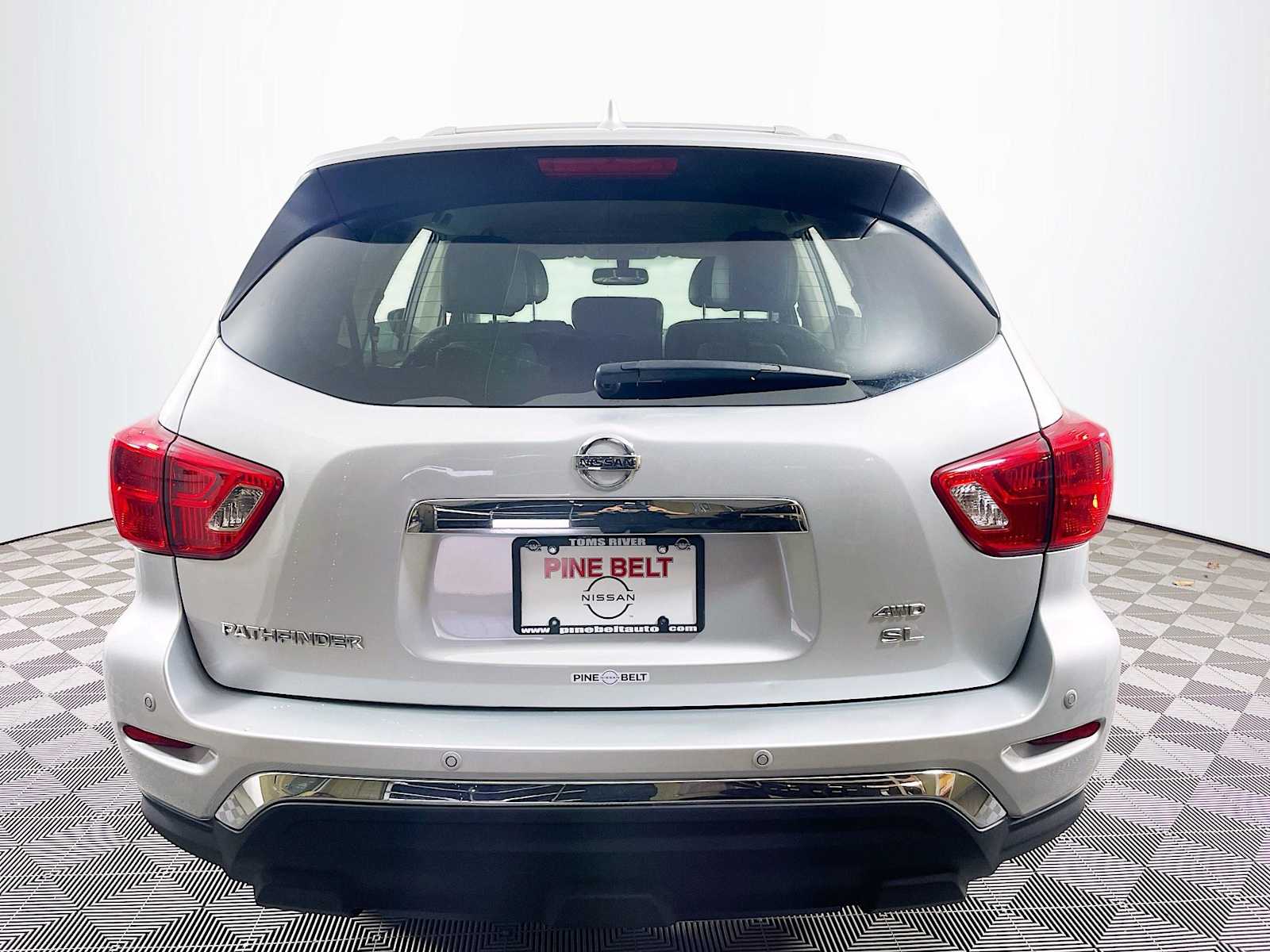 2019 Nissan Pathfinder SL photo 2