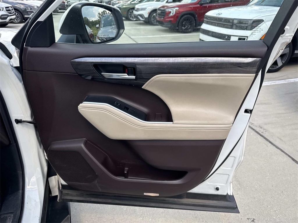 2021 Toyota Highlander Hybrid Limited photo 12