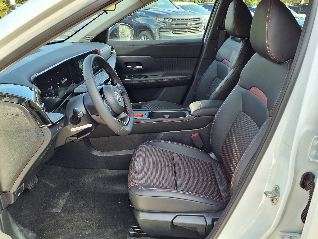 2026 Nissan Kicks SR photo 4