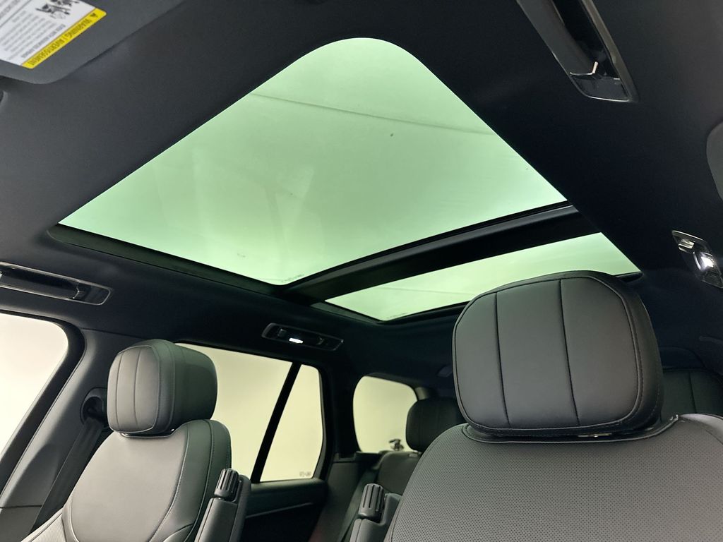 2025 Land Rover Range Rover SE photo 10
