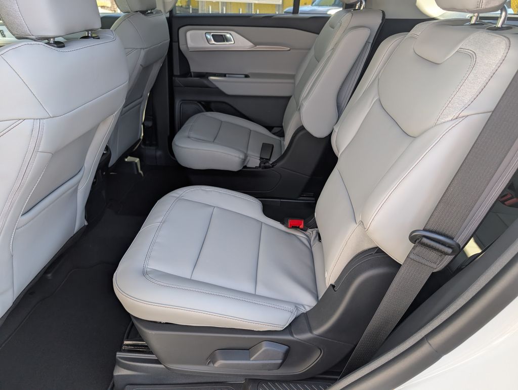 2025 Ford Explorer photo 6
