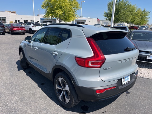 2026 Volvo XC40 Plus photo 3