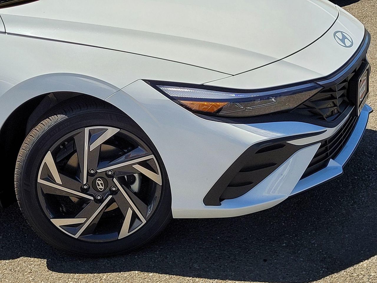 2025 Hyundai Elantra SEL Sport photo 3