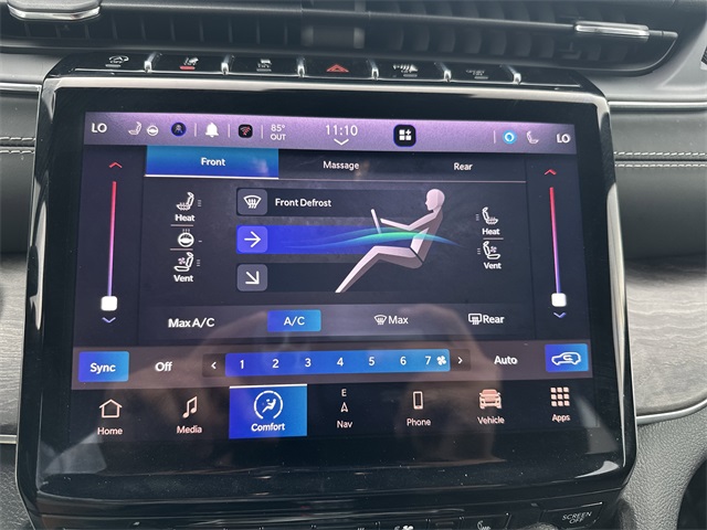 2023 Jeep Grand Cherokee Overland photo 4