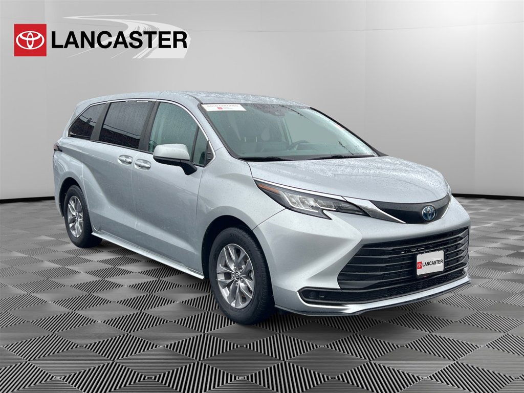 2023 Toyota Sienna LE's photo