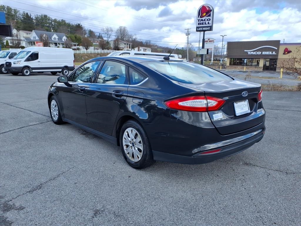 2013 Ford Fusion S photo 2