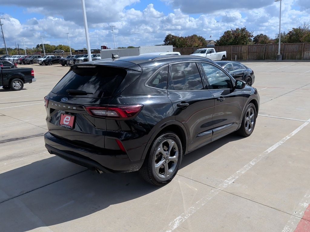 2023 Ford Escape ST-Line photo 2