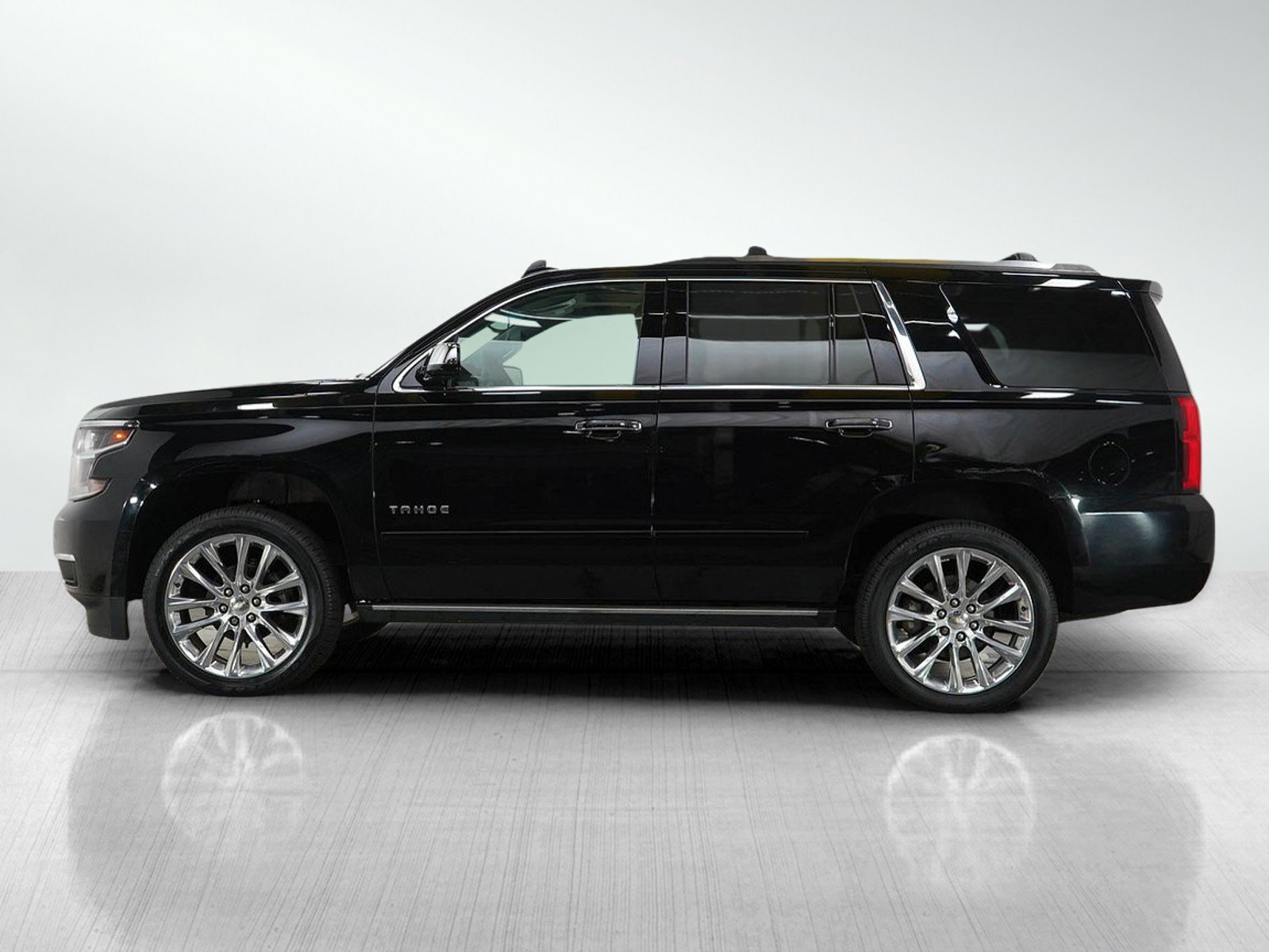 Used 2019 Chevrolet Tahoe Premier with VIN 1GNSKCKJ3KR248758 for sale in Roseville, Minnesota