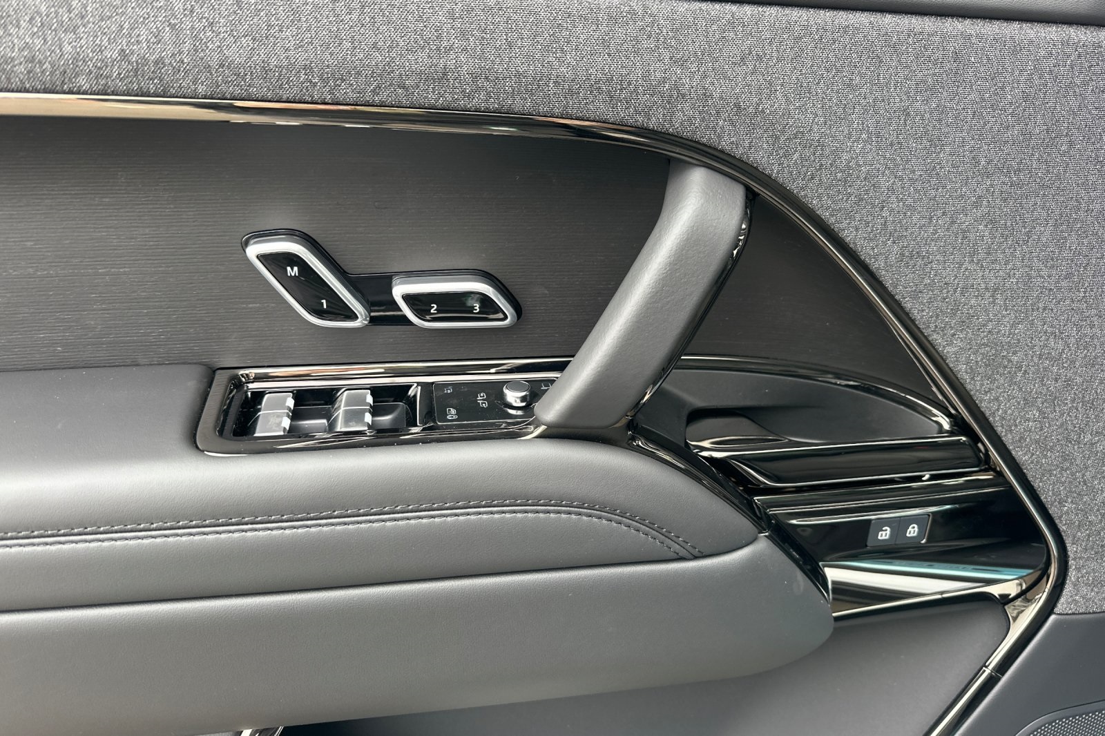 2025 Land Rover Range Rover Sport SE photo 11