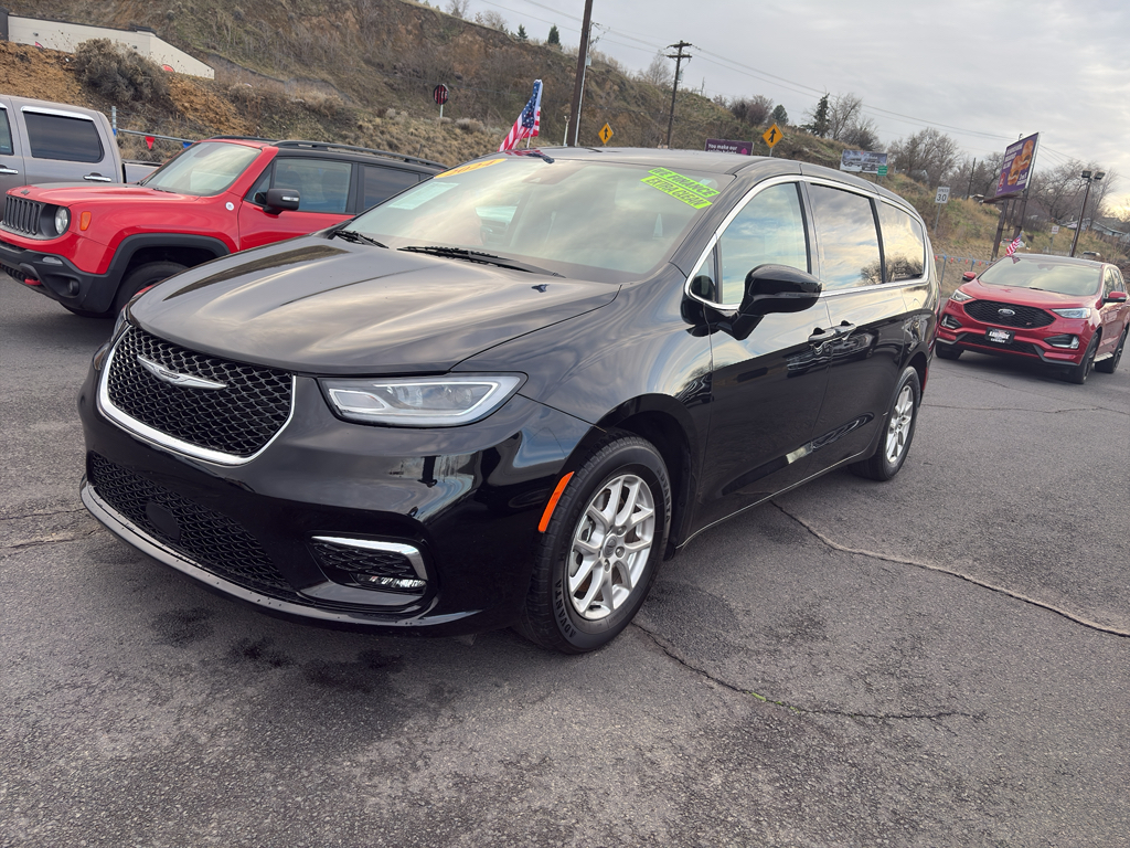 2024 Chrysler Pacifica Touring L's photo