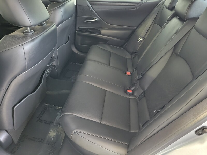 2025 Lexus ES 300h photo 10