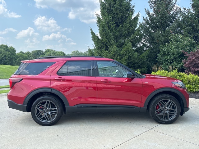 2025 Ford Explorer ST-Line photo 3