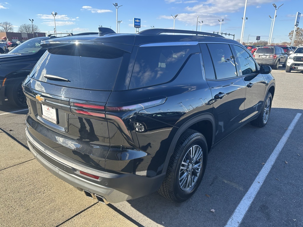2025 Chevrolet Traverse photo 2