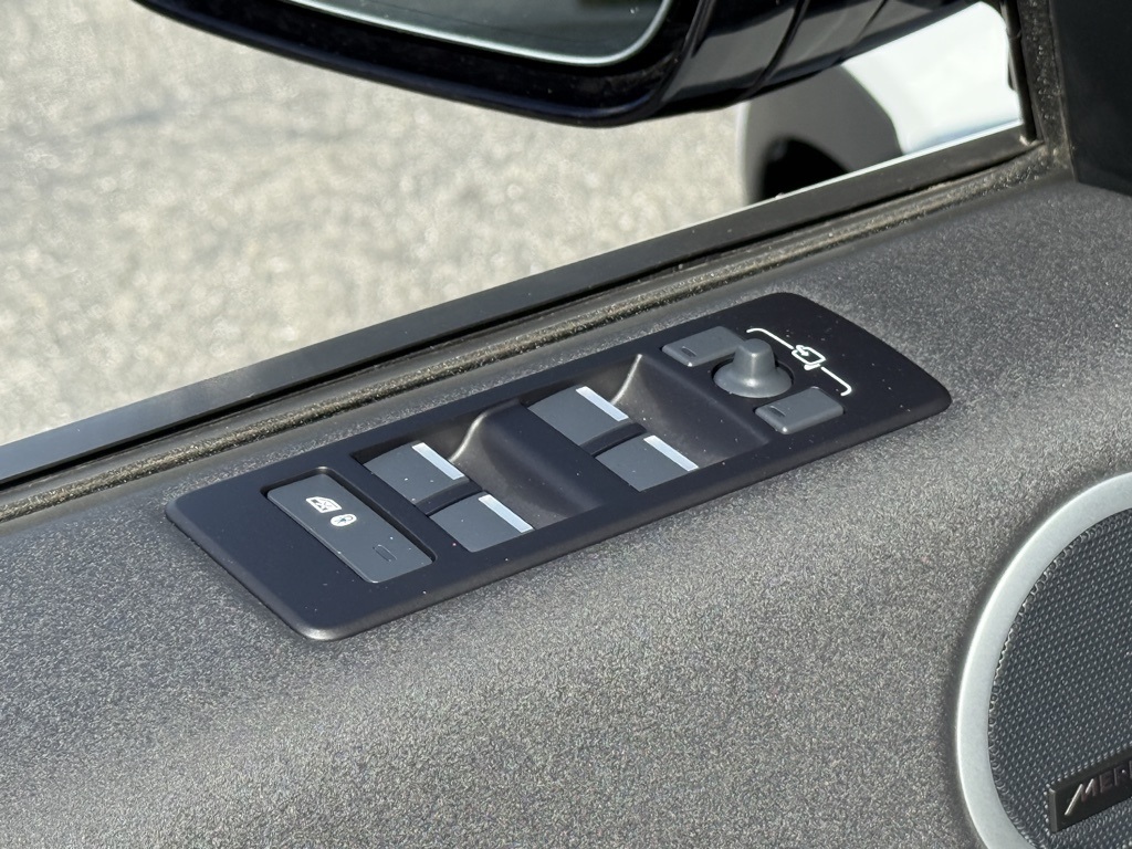 2025 Land Rover Discovery S photo 10