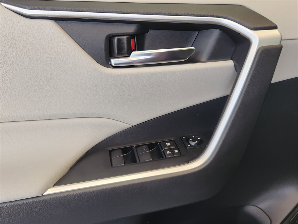 2021 Toyota RAV4 Hybrid XLE photo 16