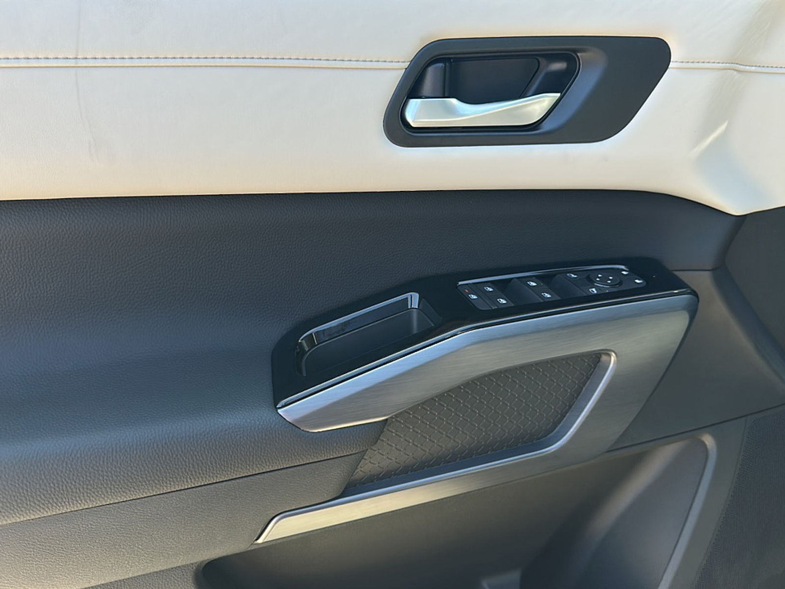 2025 Nissan Pathfinder SL photo 7