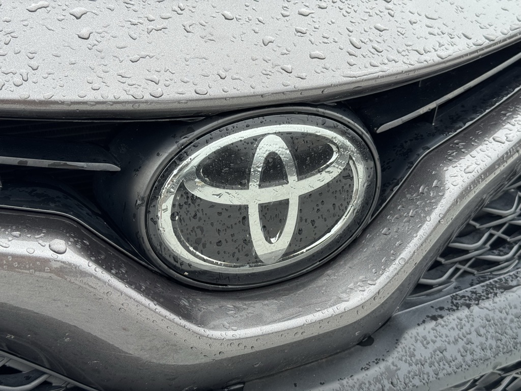 2020 Toyota Camry SE photo 8