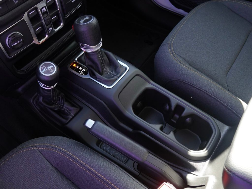 New 2026 Bright White Clear-Coat Exterior Paint Jeep 4-Door Sport S image 19