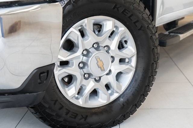 2024 Chevrolet Silverado 2500HD LT photo 2